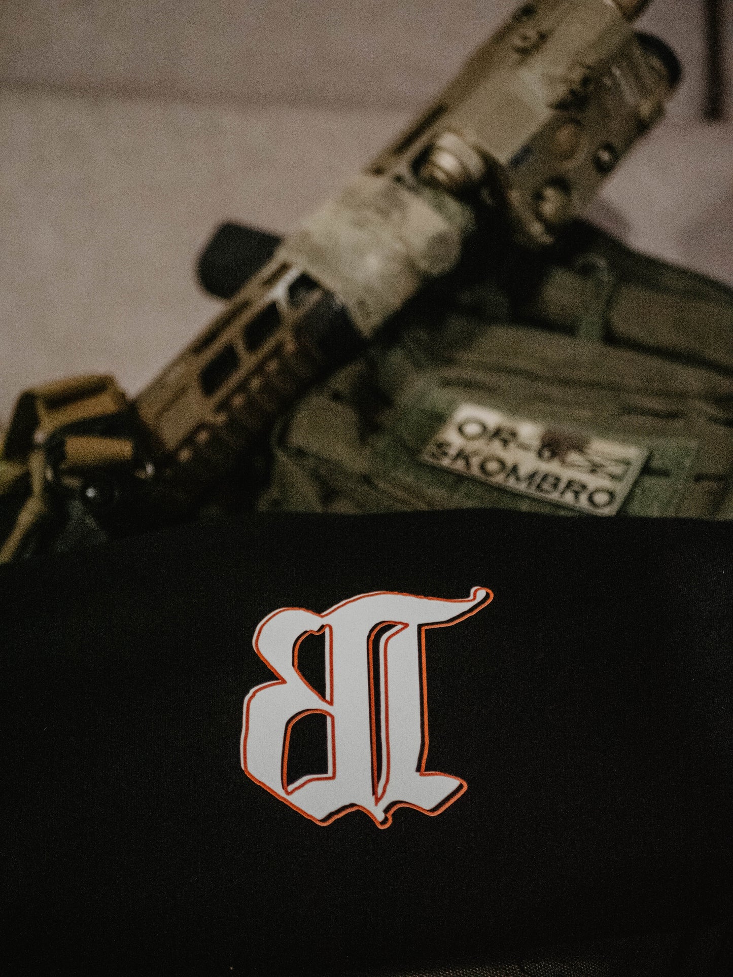 Camiseta “Después de Muertos” Civil Táctico x Bigote Táctico – Edición Colaboración