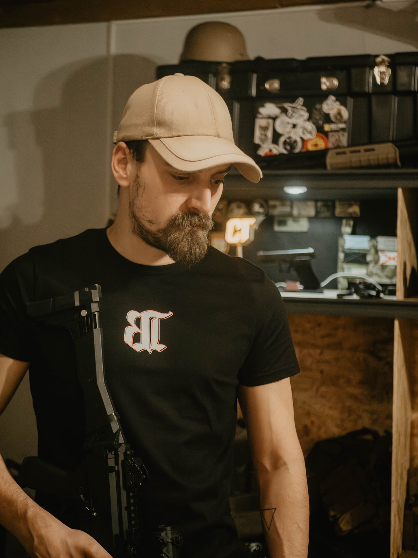 Camiseta “Después de Muertos” Civil Táctico x Bigote Táctico – Edición Colaboración